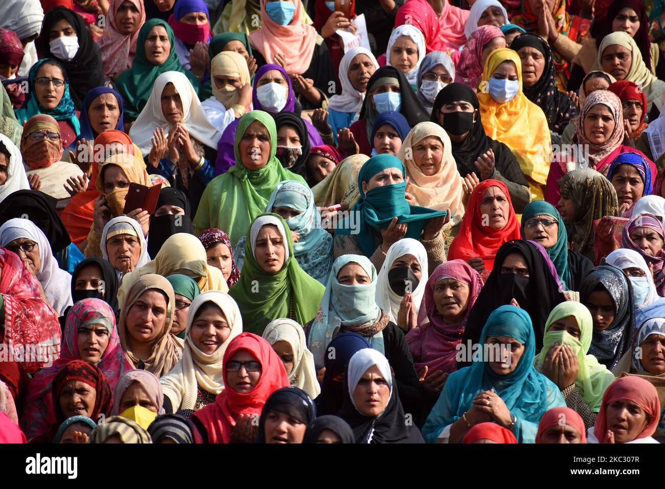 muslimische Frauen aus Kaschmir beten anlässlich der Feier des Geburtstages von Mawlid-un-Nabi oder des Propheten Muhammad (PBUH) am 30. Oktober 2020 im Dargah Hazratbal-Schrein in Srinagar, Kaschmir, Indien. (Foto von Faisal Khan/NurPhoto) Stockfoto