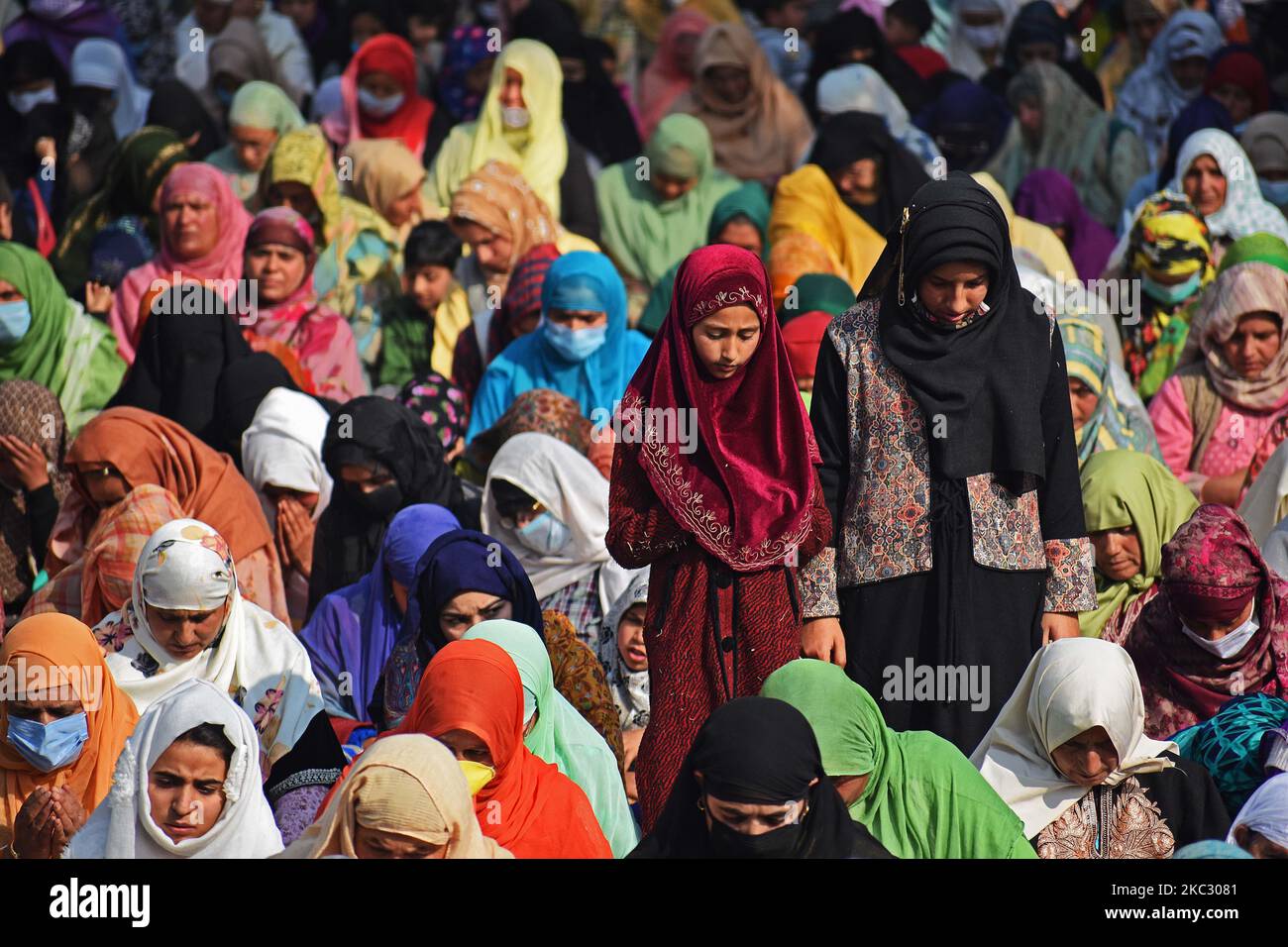 muslimische Frauen aus Kaschmir beten anlässlich der Feier des Geburtstages von Mawlid-un-Nabi oder des Propheten Muhammad (PBUH) am 30. Oktober 2020 im Dargah Hazratbal-Schrein in Srinagar, Kaschmir, Indien. (Foto von Faisal Khan/NurPhoto) Stockfoto