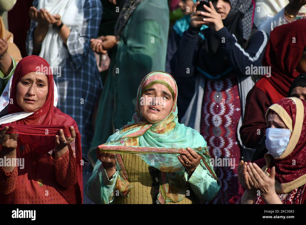 Eine muslimische Frau aus Kaschmir betet anlässlich der Feier des Geburtstages von Mawlid-un-Nabi oder des Propheten Muhammad (PBUH) am 30. Oktober 2020 im Dargah Hazratbal-Schrein in Srinagar, Kaschmir, Indien. (Foto von Faisal Khan/NurPhoto) Stockfoto