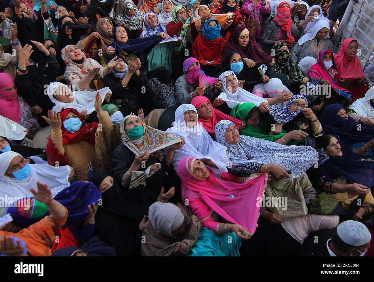 muslimische Frauen aus Kaschmir beten, während der Oberkleriker (ungesehen) die heilige Reliquie anlässlich der Feier des Geburtstages von Mawlid-un-Nabi oder des Propheten Muhammad (PBUH) am 30. Oktober 2020 im Dargah Hazratbal-Schrein in Srinagar, Kaschmir, Indien, zeigt. (Foto von Faisal Khan/NurPhoto) Stockfoto