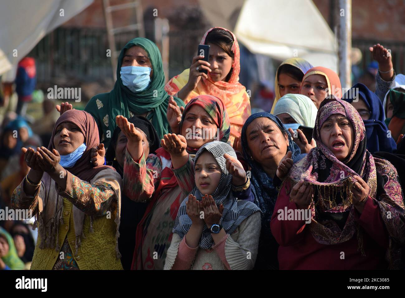 muslimische Frauen aus Kaschmir beten, während der Oberkleriker (ungesehen) die heilige Reliquie anlässlich der Feier des Geburtstages von Mawlid-un-Nabi oder des Propheten Muhammad (PBUH) am 30. Oktober 2020 im Dargah Hazratbal-Schrein in Srinagar, Kaschmir, Indien, zeigt. (Foto von Faisal Khan/NurPhoto) Stockfoto