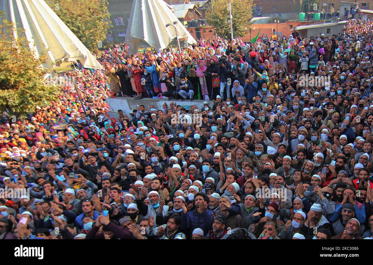 Die Menschen beten, während der leitende Geistliche (ungesehen) die heilige Reliquie anlässlich der Feier des Geburtstages von Mawlid-un-Nabi oder des Propheten Muhammad (PBUH) am 30. Oktober 2020 im Dargah Hazratbal-Schrein in Srinagar, Kaschmir, Indien, zeigt. (Foto von Faisal Khan/NurPhoto) Stockfoto