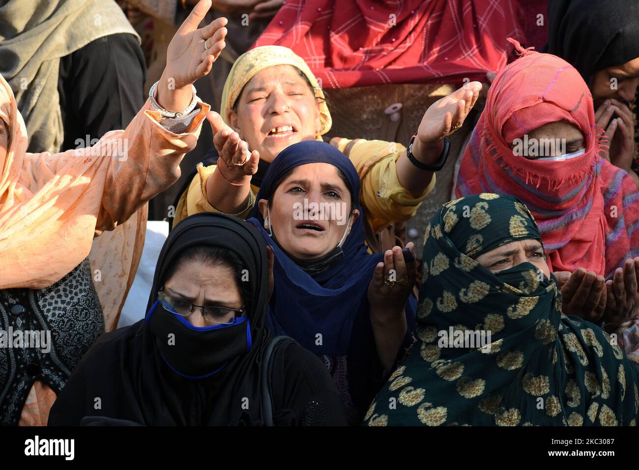 muslimische Frauen aus Kaschmir beten, während der Oberkleriker (ungesehen) die heilige Reliquie anlässlich der Feier des Geburtstages von Mawlid-un-Nabi oder des Propheten Muhammad (PBUH) am 30. Oktober 2020 im Dargah Hazratbal-Schrein in Srinagar, Kaschmir, Indien, zeigt. (Foto von Faisal Khan/NurPhoto) Stockfoto