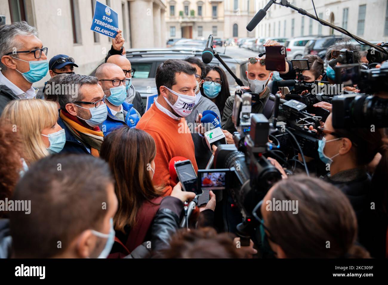 Lega-Parteivorsitzende Matteo Salvini mit Gesichtsmaske „Trump 2020“ nimmt an der Demonstration vor dem französischen Konsulat Teil, um nach dem Anschlag in Nizza am 30. Oktober 2020 in Mailand Solidarität mit Frankreich zu zeigen (Foto: Alessandro Bremec/NurPhoto) Stockfoto