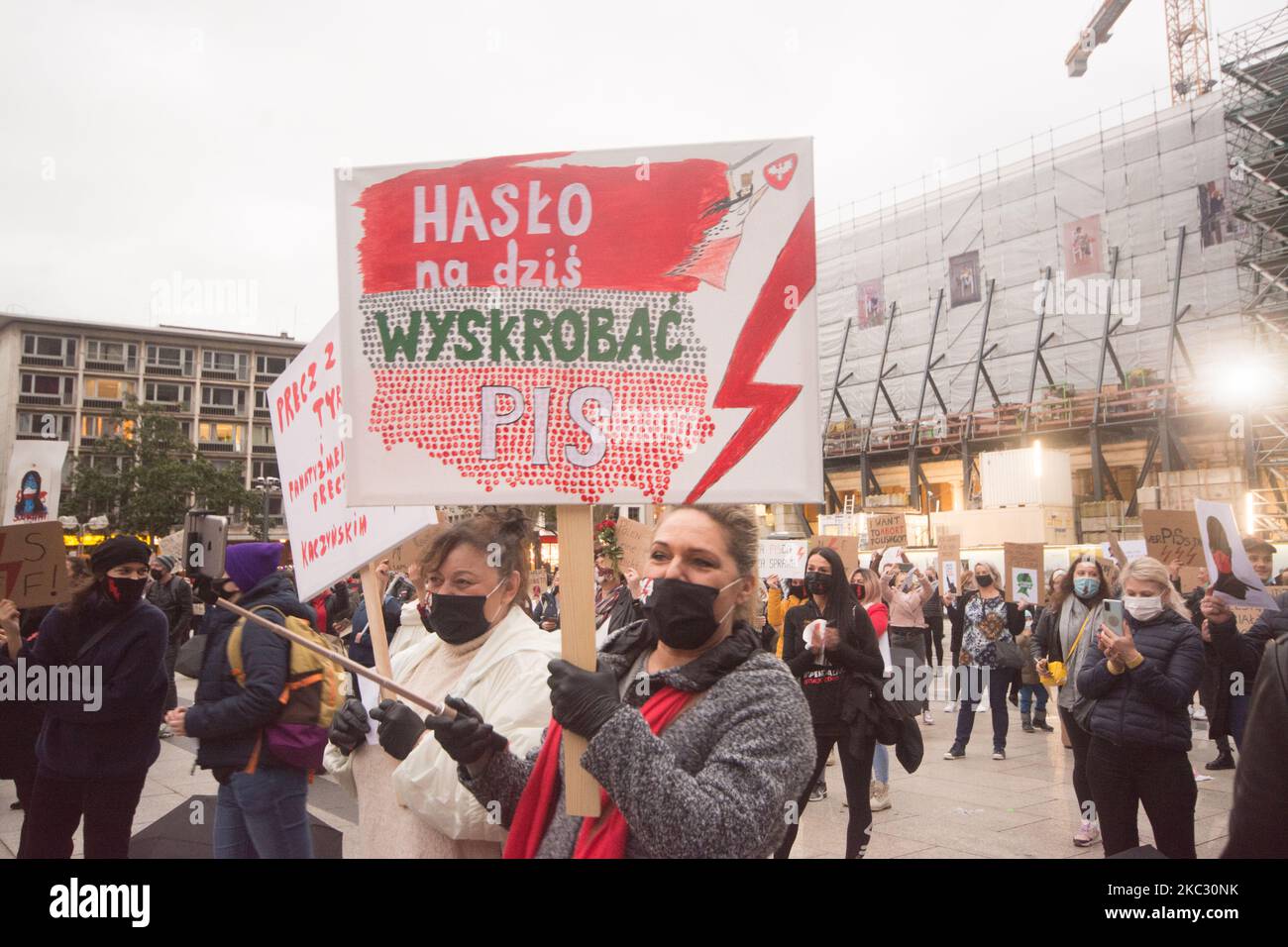 Allgemeine Ansicht des Protests gegen das Abtreibungsurteil in Polen in Köln, Deutschland, am 30. Oktober 2020. (Foto von Ying Tang/NurPhoto) Stockfoto