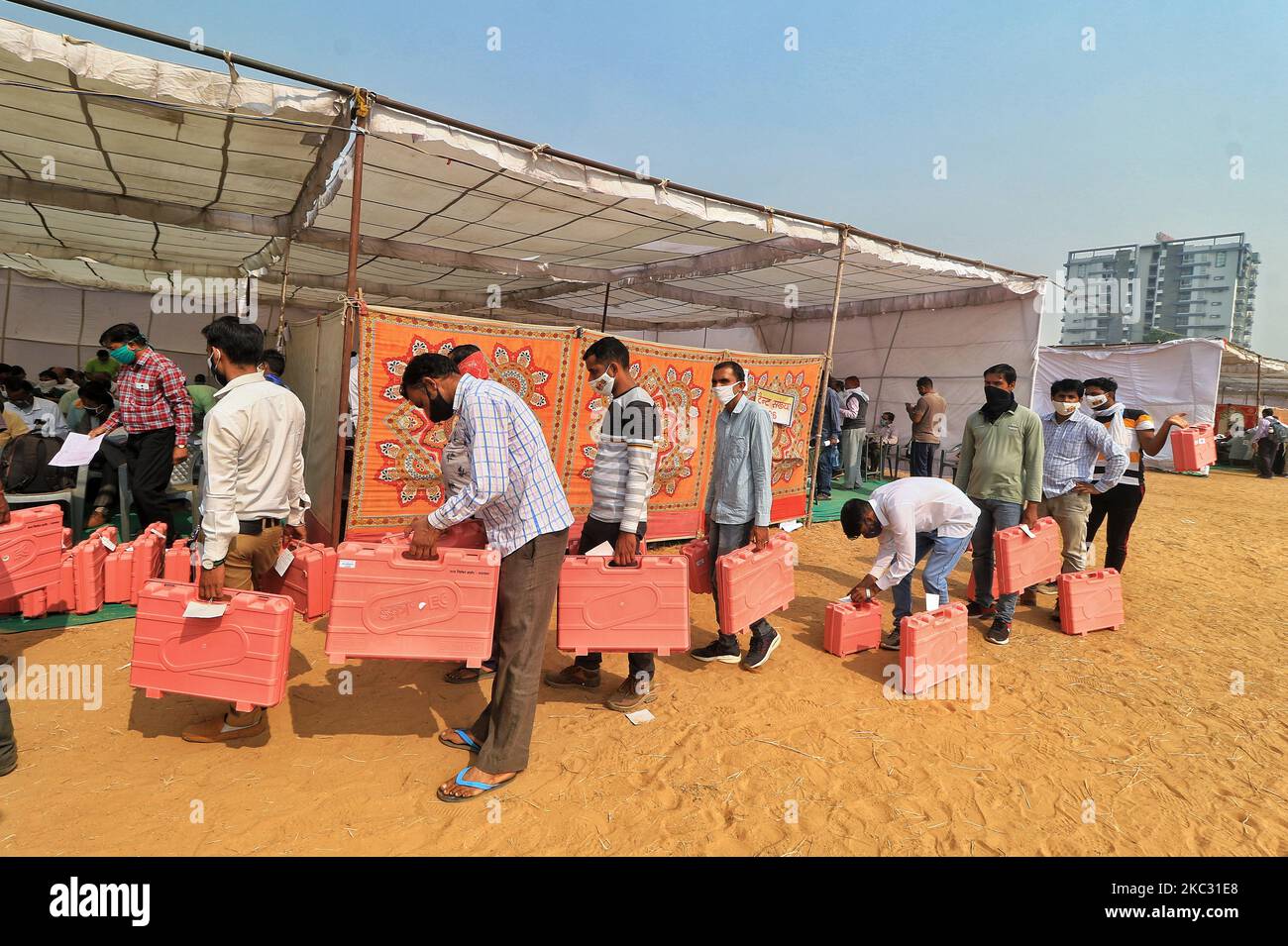 Wahlbeamte gehen am 31. Oktober 2020 in Bhawani Niketan in Jaipur, Rajasthan, Indien, in ihre jeweiligen Wahllokale, nachdem sie elektronische Wahlmaschinen (EVMs) vor den Kommunalwahlen gesammelt haben. (Foto von Vishal Bhatnagar/NurPhoto) Stockfoto