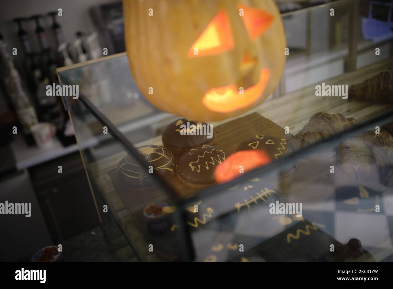 Süßigkeiten, die für Halloween-Feiern geschmückt sind, werden in einem Café in Teheran am 31. Oktober 2020 gesehen. (Foto von Morteza Nikoubazl/NurPhoto) Stockfoto