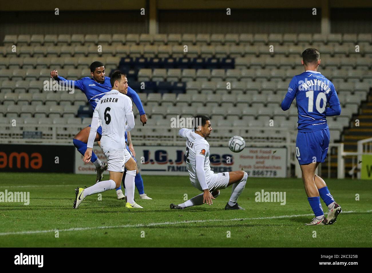 Mason Bloomfield von Hartlepool United versucht einen Torschuss während des Vanarama National League-Spiels zwischen Hartlepool United und Torquay United am Samstag, 31.. Oktober 2020 im Victoria Park, Hartlepool. (Foto von Mark Fletcher/MI News/NurPhoto) Stockfoto