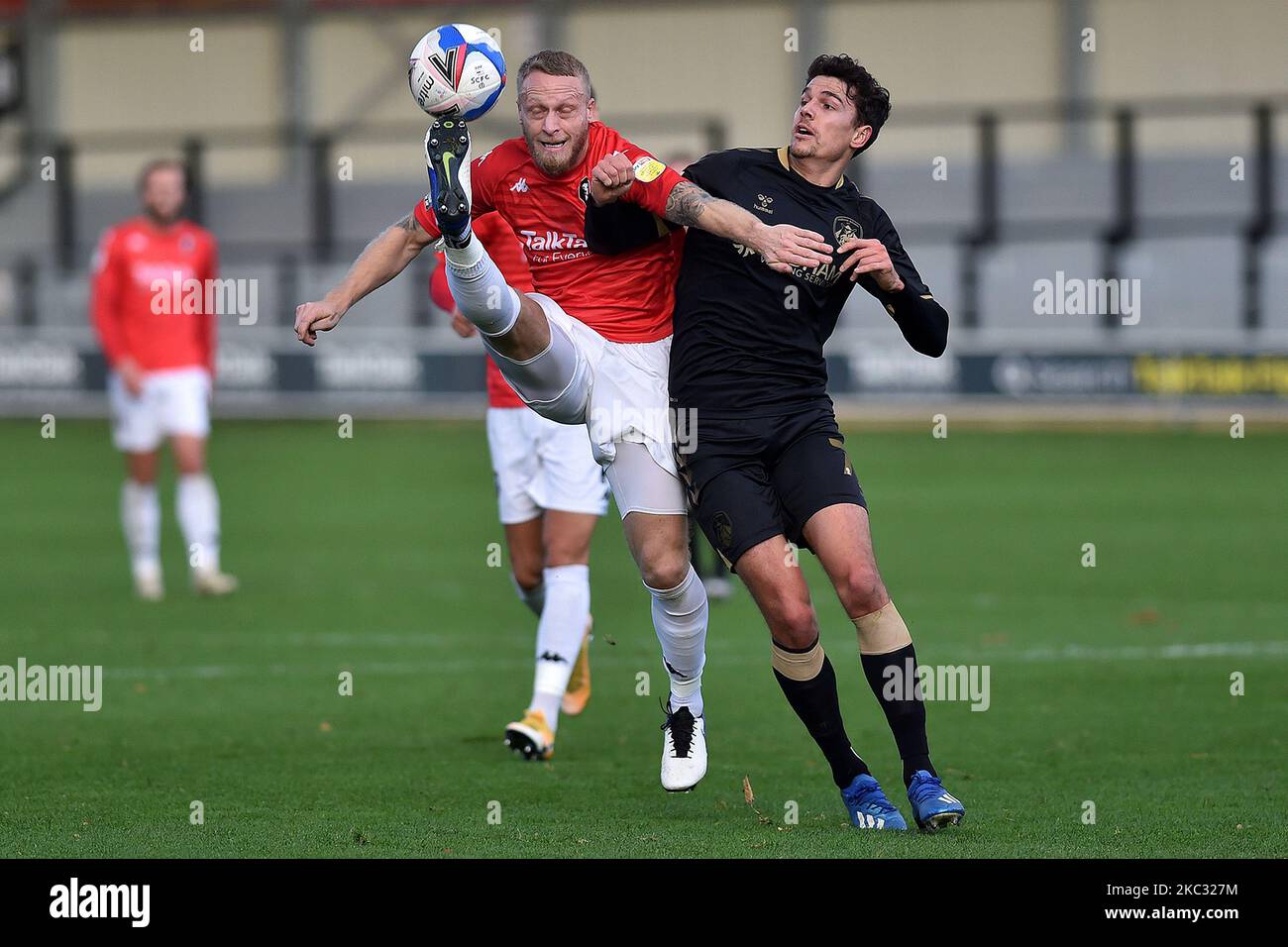 Tom Clarke von Salford City und George Blackwood von Oldham Athletic in Aktion während des Spiels der Sky Bet League 2 zwischen Salford City und Oldham Athletic in Moor Lane, Salford am Samstag, 31.. Oktober 2020. (Foto von Eddie Garvey/MI News/NurPhoto) Stockfoto