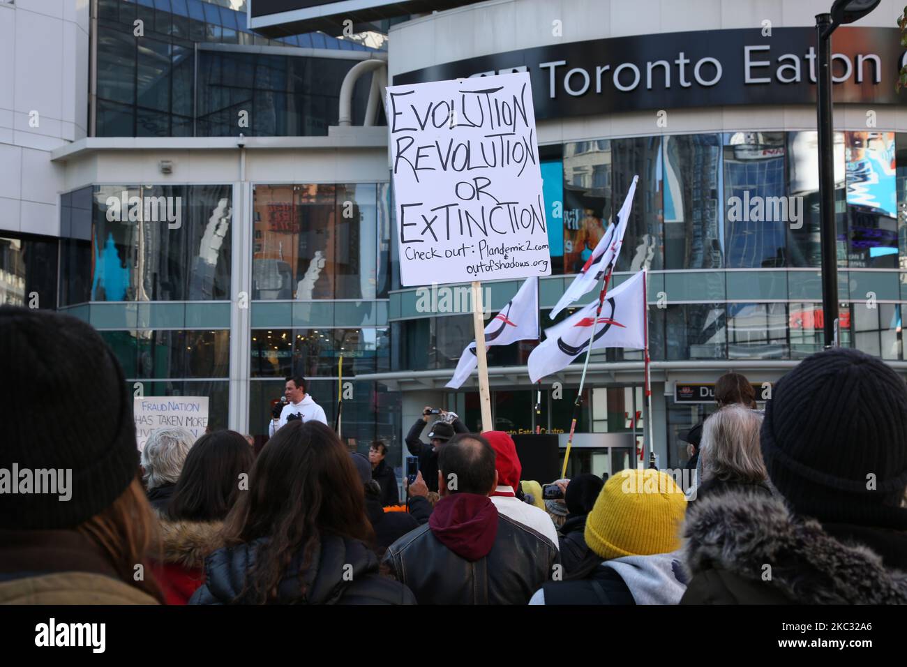 Protestler mit Halloween-Kostümen marschieren am Samstag, den 31. Oktober 2020, bei einer Anti-Covid-Kundgebung in Toronto. Ontario meldete am Samstag 1.015 neue Fälle von COVID-19, die zweithöchste Zahl, die seit Beginn des Ausbruchs Ende Januar verzeichnet wurde. (Foto von Sayed Najafizada/NurPhoto) Stockfoto