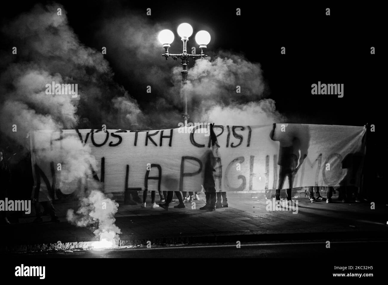 Einige Demonstranten protestieren am 31. Oktober 2020 in Round Diaz in Neapel, Italien, gegen staatliche Beschränkungen zur Begrenzung der Ausbreitung von COVID-19. Aufgrund der Dekrete zur Bekämpfung der Ausbreitung von COVID-19 werden in Italien weiterhin Proteste und Demonstrationen abgehalten, um mehr wirtschaftliche Hilfe und weniger Handelsschließungen vom Staat zu fordern. (Foto von Manuel Dorati/NurPhoto) Stockfoto