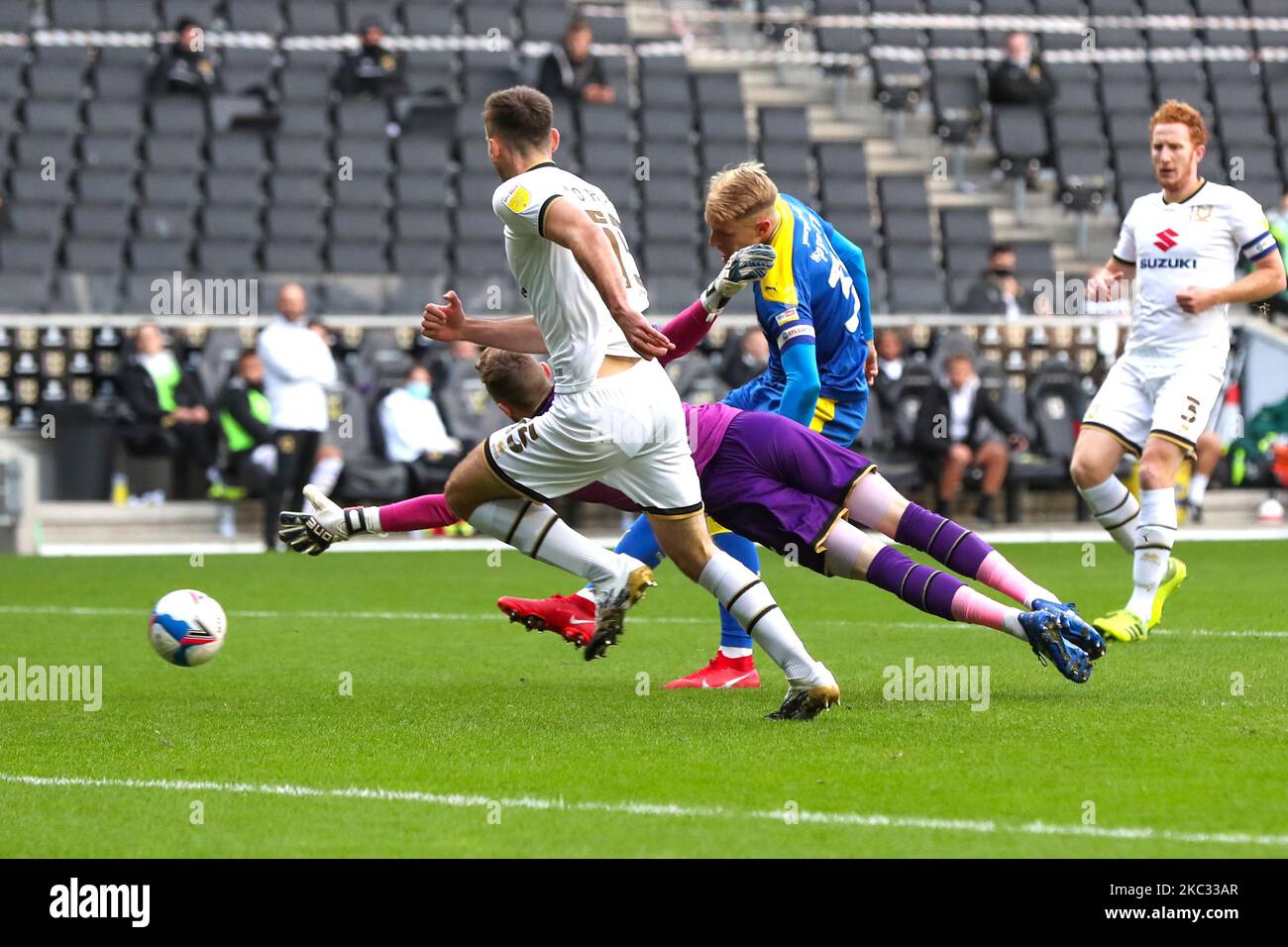 Kapitän Joe Pigott punktet für AFC Wimbledon, um die Führung zu übernehmen und es 1 - 0 gegen Milton Keynes Dons zu schaffen, während der Sky Bet League ein Spiel zwischen MK Dons und AFC Wimbledon im Stadium MK, Milton Keynes am Samstag, 31.. Oktober 2020. (Foto von John Cripps/MI News/NurPhoto) Stockfoto