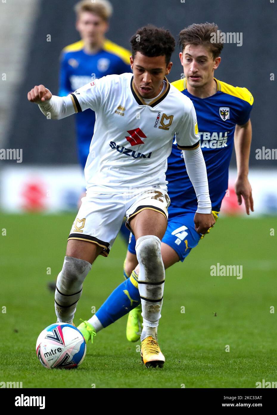 Milton Keynes Dons Matthew Sorinola wird am Samstag, den 31.. Oktober 2020, von Alex Woodyard, dem AFC Wimbledon, in der zweiten Hälfte der Sky Bet League One im Stadium MK, Milton Keynes, herausgefordert. (Foto von John Cripps/MI News/NurPhoto) Stockfoto