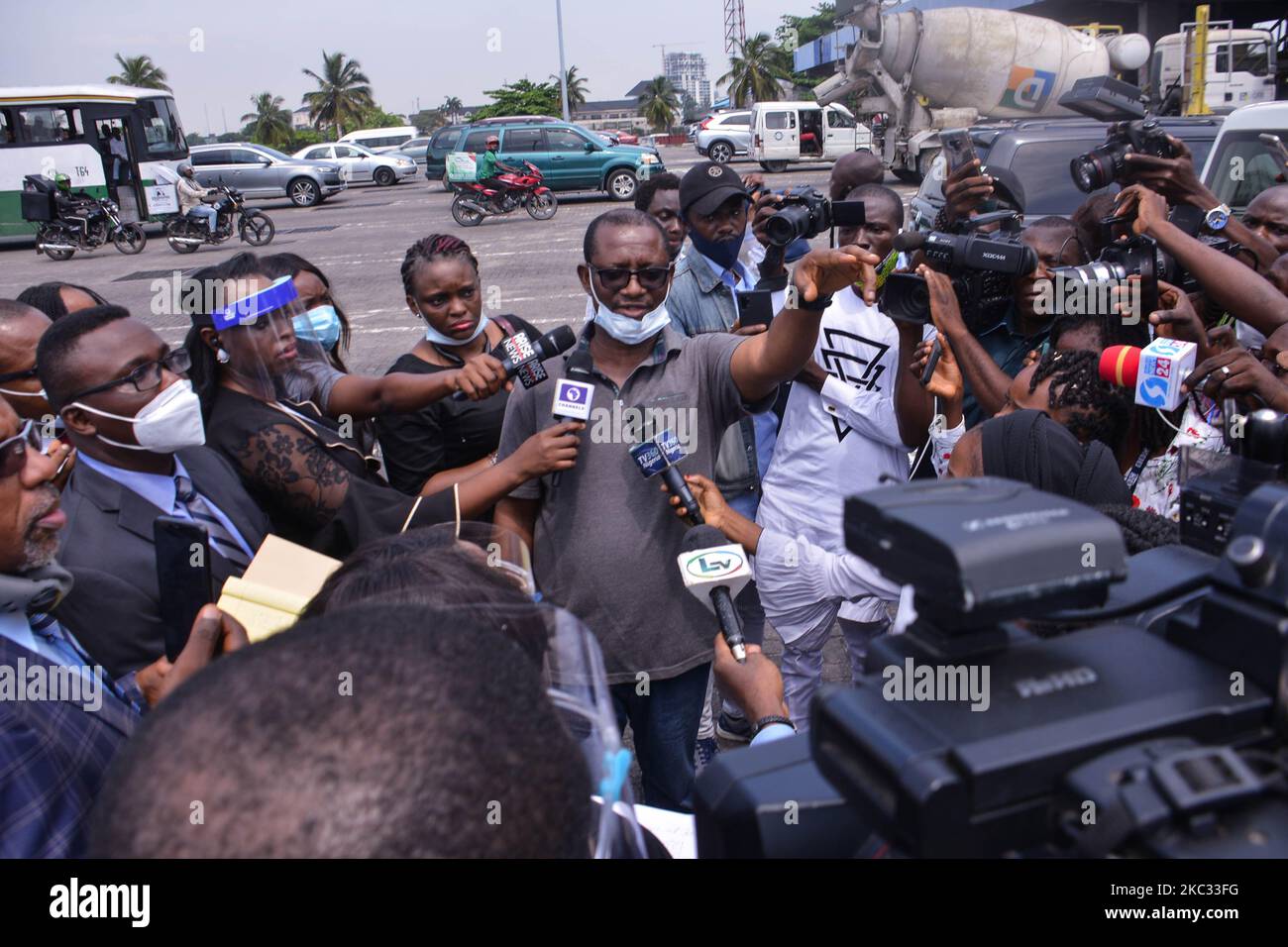 Der Geschäftsführer der Lekki Concession Company (LCC), Herr Yomi Omomuwansa (C), wendet sich an die Nachrichtensprecher, als das Untersuchungsgremium von Lagos am 30. Oktober 2020 das Maustor von Lekki besucht, um dort eine Inspektion zu machen und weitere Erkenntnisse über die Schießerei am 20. Oktober 2020 zu erhalten. Bei der Anhörung der von der Regierung des Staates Lagos eingeräumten gerichtlichen Untersuchungskommission und der Wiedergutmachung, die sich mit den Vorwürfen von Brutalität und Hochhändigkeit durch Mitarbeiter der aufgelöste Spezialeinheit zur Bekämpfung von Raub (SARS) befassen soll, besucht die Jury den Ort zur Inspektion und um weitere Erkenntnisse über die Schießerei zu erhalten Stockfoto