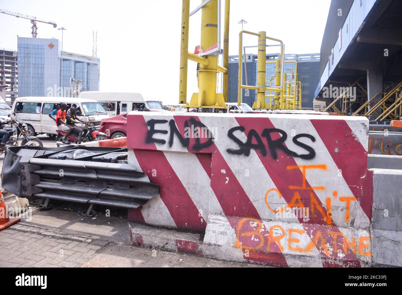 Ein Graffiti schreibt auf einer Barrikade (END SARS I CANT BREATHE) am Mauttor von Lekki, als das Untersuchungsgremium von Lagos am 30. Oktober 2020 das Mauttor von Lekki besucht, um dort eine Inspektion zu machen und weitere Erkenntnisse über die Schießerei am 20. Oktober 2020 zu erhalten. Anhörung der von der Regierung des Staates Lagos eingeräumten Justizbehörde für Untersuchung und Rückgabe von Vorwürfen von Brutalität und Hochhändigkeit durch Mitarbeiter der aufgelöstem Spezial-Anti-Raub-Kader (SARS), Das Panel besucht die Szene zur Inspektion und um weitere Erkenntnisse über die Schießerei vom Oktober zu erhalten Stockfoto