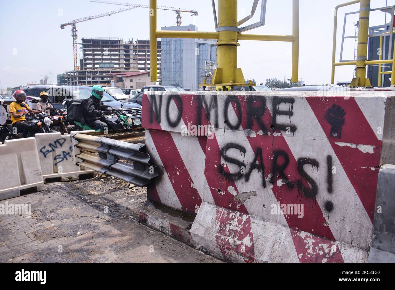 Ein Graffiti schreibt auf eine Barrikade (KEINE SARS MEHR) am Mauttor von Lekki, als das Untersuchungsgremium von Lagos am 30. Oktober 2020 das Mauttor von Lekki besucht, um dort eine Inspektion zu machen und weitere Erkenntnisse über die Schießerei am 20. Oktober 2020 zu erhalten. Anhörung der von der Regierung des Staates Lagos eingeräumten Justizbehörde für Untersuchung und Rückgabe von Vorwürfen von Brutalität und Hochhändigkeit durch Mitarbeiter der aufgelöstem Spezial-Anti-Raub-Kader (SARS), Das Panel besucht die Szene zur Inspektion und um weitere Erkenntnisse über die Schießerei am 20. Oktober 2020 zu erhalten. ( Stockfoto