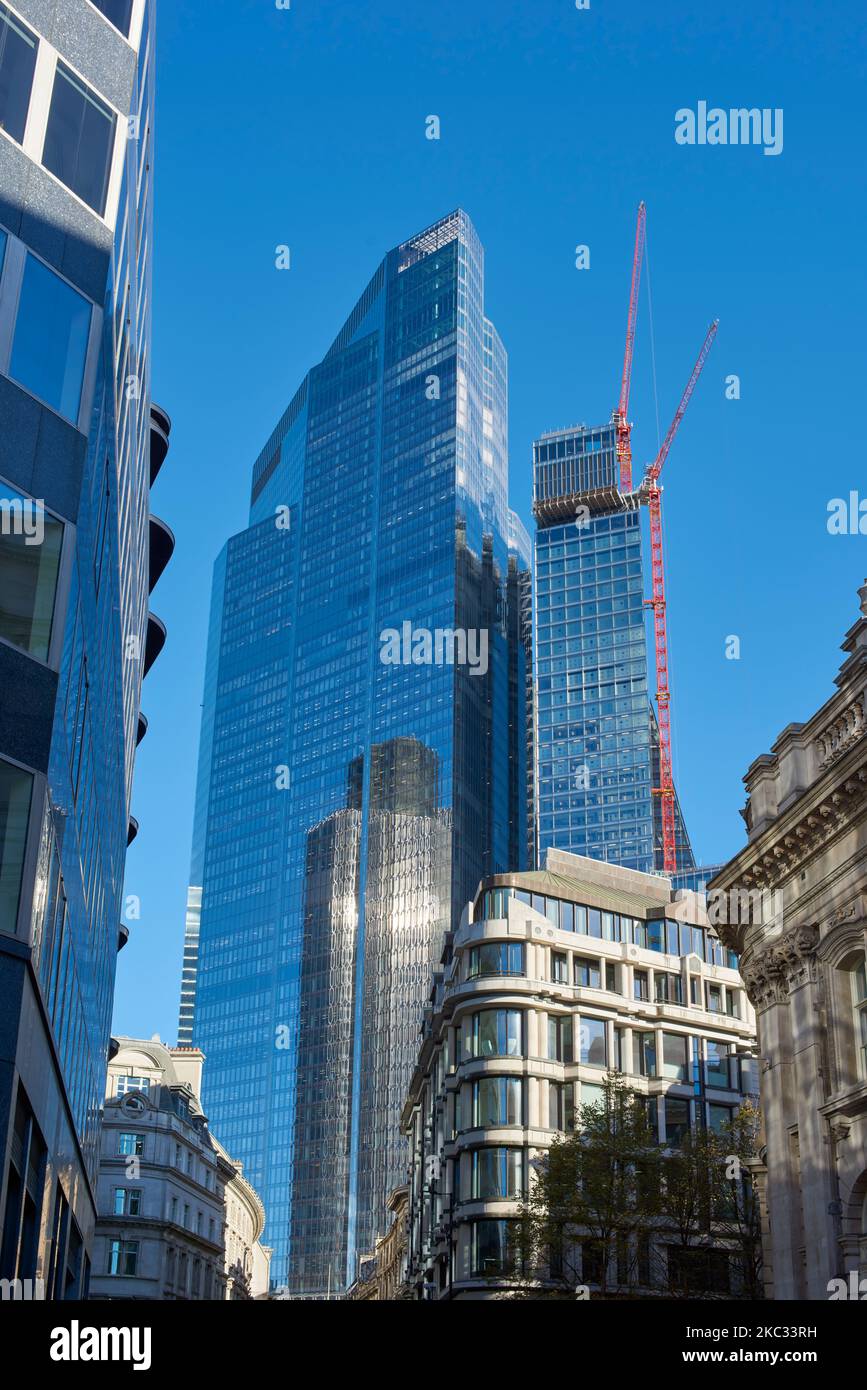 Blick auf den neuen Bishopsgate-Wolkenkratzer aus dem Jahr 22 von Bank in der City of London, Großbritannien, mit einer Spiegelung des NatWest Tower und der umliegenden Gebäude Stockfoto