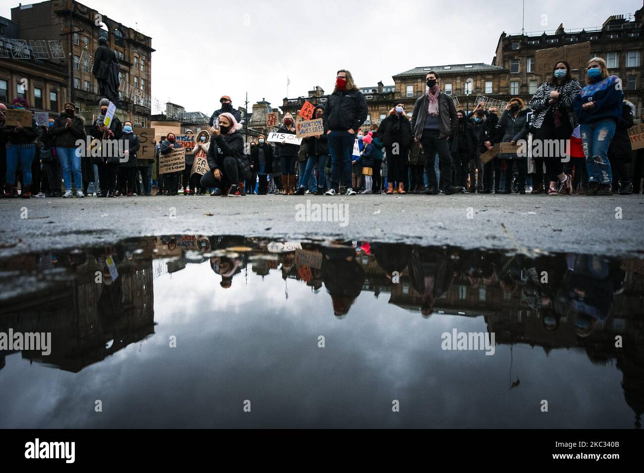 Anhänger von Pro-Choice protestieren am 01. November 2020 in Glasgow, Schottland, gegen Einschränkungen des Abtreibungsgesetzes in Polen. Dies geschieht, nachdem das Verfassungsgericht letzte Woche entschieden hat, dass Abtreibung aufgrund eines irreversiblen fetalen Defekts oder einer unheilbaren Krankheit, die das Leben des Fötus bedroht, gegen die polnische Verfassung verstößt, was ein nahezu totales Verbot von Kündigungen zur Folge hat. (Foto von Ewan Bootman/NurPhoto) Stockfoto