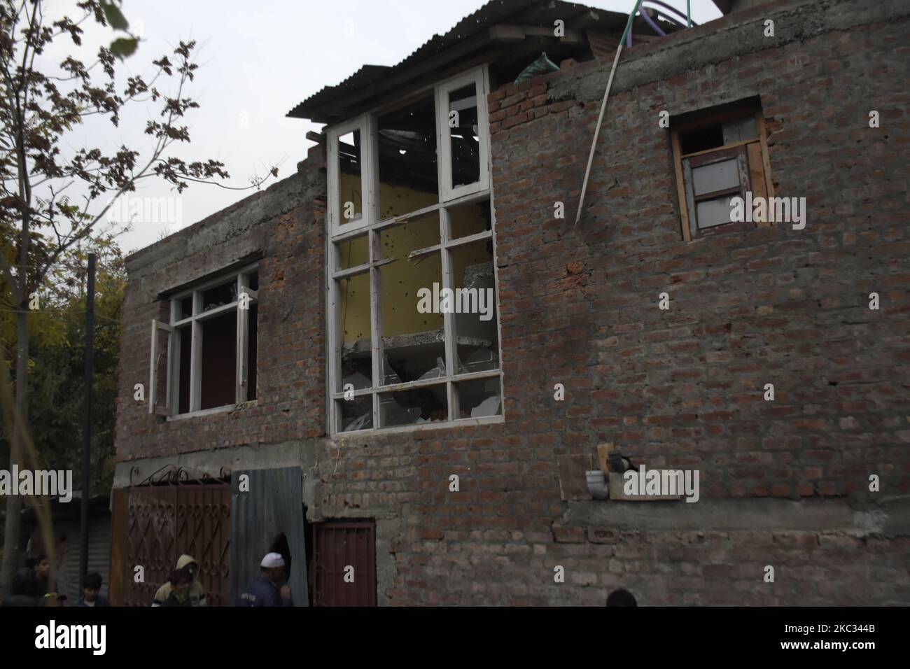 Ansicht eines beschädigten Wohnhauses in Rangreth am Stadtrand von Srinagar, Kaschmir, am 01. November 2020. Der Oberkommandant der hizbul Mujahideen-Gruppe Saifullah mir wurde bei der Begegnung getötet (Foto: Muzamil Mattoo/NurPhoto) Stockfoto