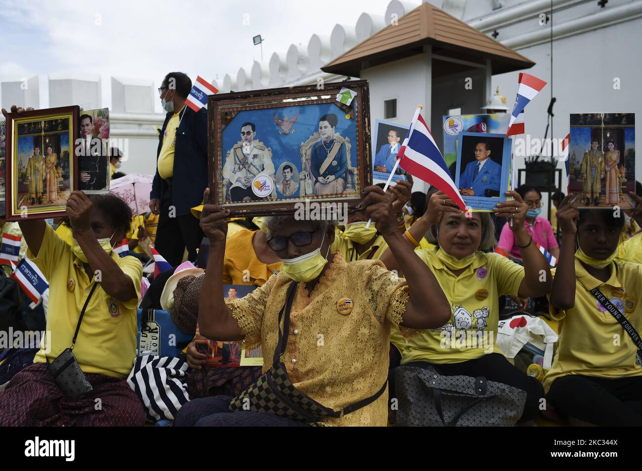 Royalistische Anhänger halten Bilder von Thailands verstorbener König Bhumibol Adulyadej im Großen Palast in Bangkok, Thailand, am 01. November 2020. (Foto von Anusak Laowias/NurPhoto) Stockfoto