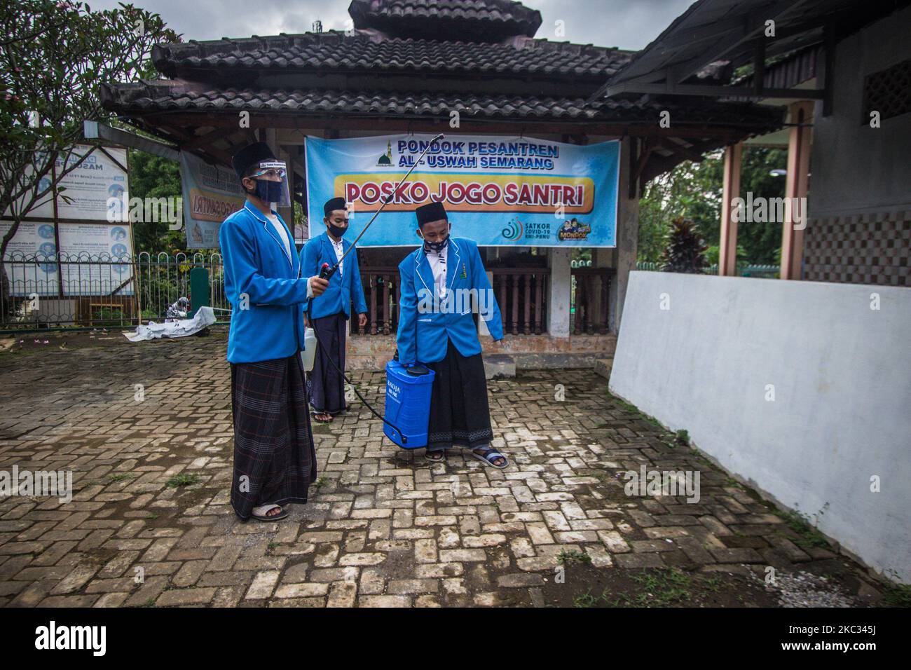 Studenten sprühen Desinfektionsmittel am 01. November 2020 im islamischen Internat von Al Uswah in Semarang, Provinz Zentraljava, Indonesien. Die Zentralregierung der Provinz Java hat die Programme Jogo Santri und Jogo Kyai gefördert, um die neue Coronavirus-Pandemie (Covid-19) in islamischen Internaten zu verhindern. Mit diesen Programmen werden Lehre und Lernen unter Anwendung strenger Gesundheitsprotokolle durchgeführt. (Foto von WF Sihardian/NurPhoto) Stockfoto