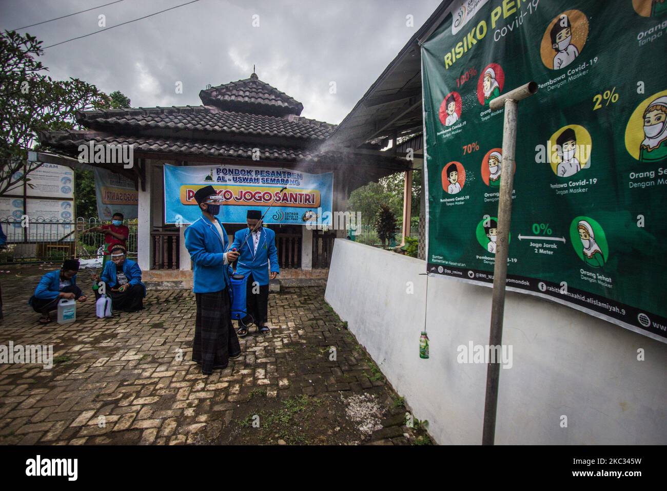 Studenten sprühen Desinfektionsmittel am 01. November 2020 im islamischen Internat von Al Uswah in Semarang, Provinz Zentraljava, Indonesien. Die Zentralregierung der Provinz Java hat die Programme Jogo Santri und Jogo Kyai gefördert, um die neue Coronavirus-Pandemie (Covid-19) in islamischen Internaten zu verhindern. Mit diesen Programmen werden Lehre und Lernen unter Anwendung strenger Gesundheitsprotokolle durchgeführt. (Foto von WF Sihardian/NurPhoto) Stockfoto