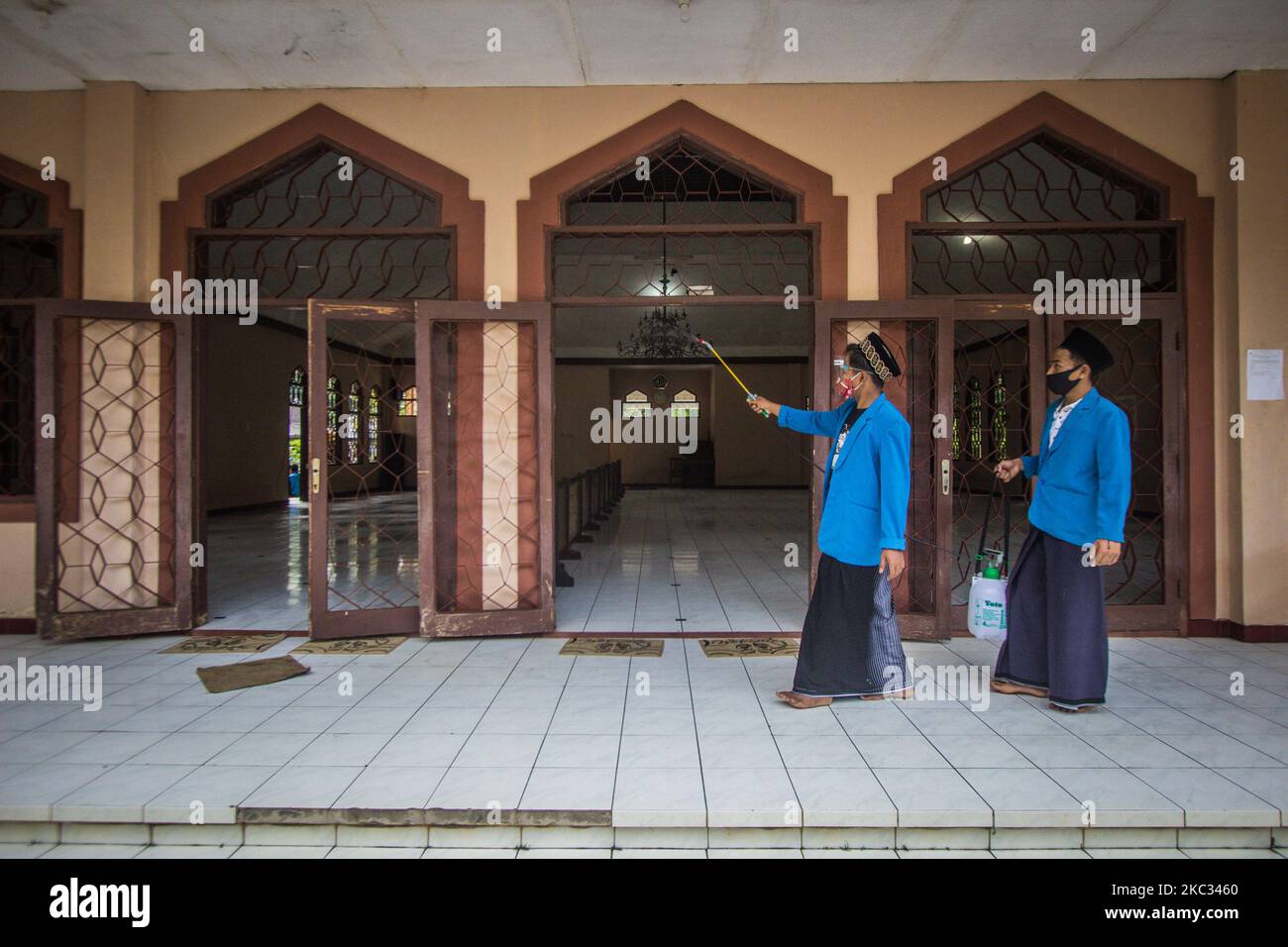 Studenten sprühen Desinfektionsmittel am 01. November 2020 im islamischen Internat von Al Uswah in Semarang, Provinz Zentraljava, Indonesien. Die Zentralregierung der Provinz Java hat die Programme Jogo Santri und Jogo Kyai gefördert, um die neue Coronavirus-Pandemie (Covid-19) in islamischen Internaten zu verhindern. Mit diesen Programmen werden Lehre und Lernen unter Anwendung strenger Gesundheitsprotokolle durchgeführt. (Foto von WF Sihardian/NurPhoto) Stockfoto