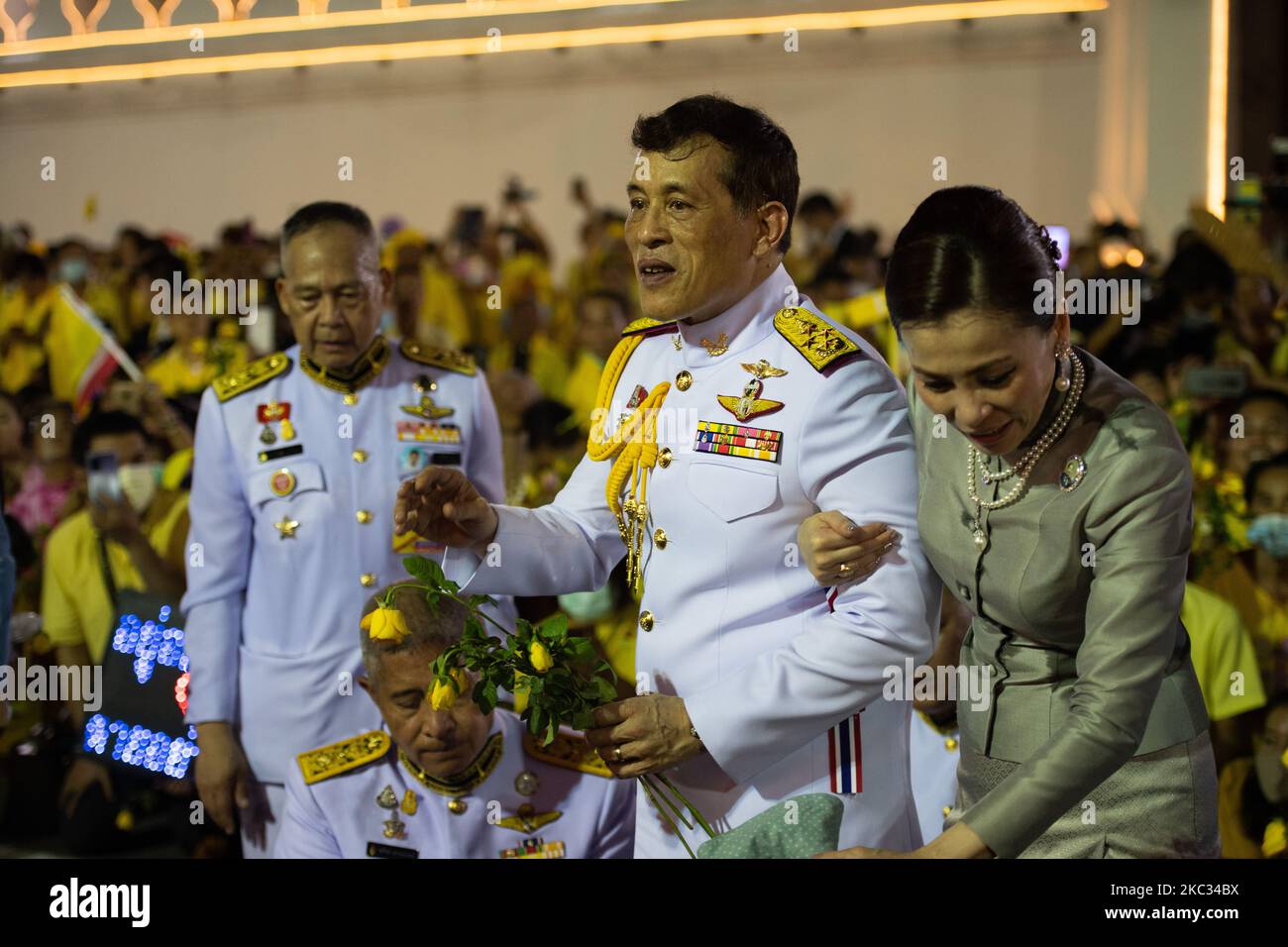 Thailandâ €™s König Maha Vajiralongkorn und Königin Suthida begrüßen royalistische Anhänger vor dem Großen Palast in Bangkok am 1. November 2020 in Bangkok, Thailand. (Foto von Vachira Vachira/NurPhoto) Stockfoto