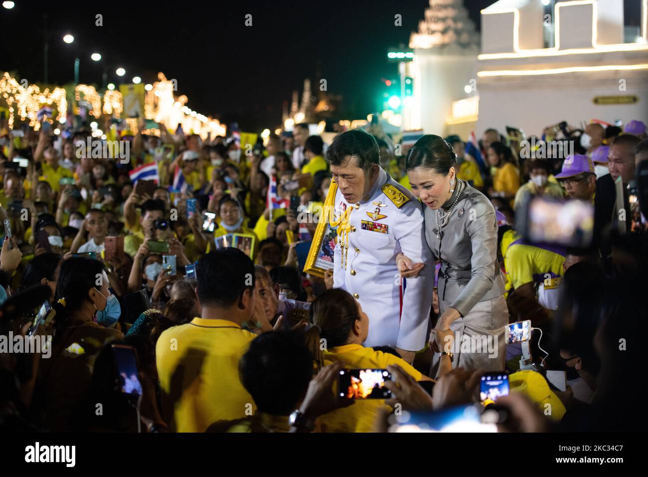 Thailandâ €™s König Maha Vajiralongkorn und Königin Suthida begrüßen royalistische Anhänger vor dem Großen Palast in Bangkok am 1. November 2020 in Bangkok, Thailand. (Foto von Vachira Vachira/NurPhoto) Stockfoto