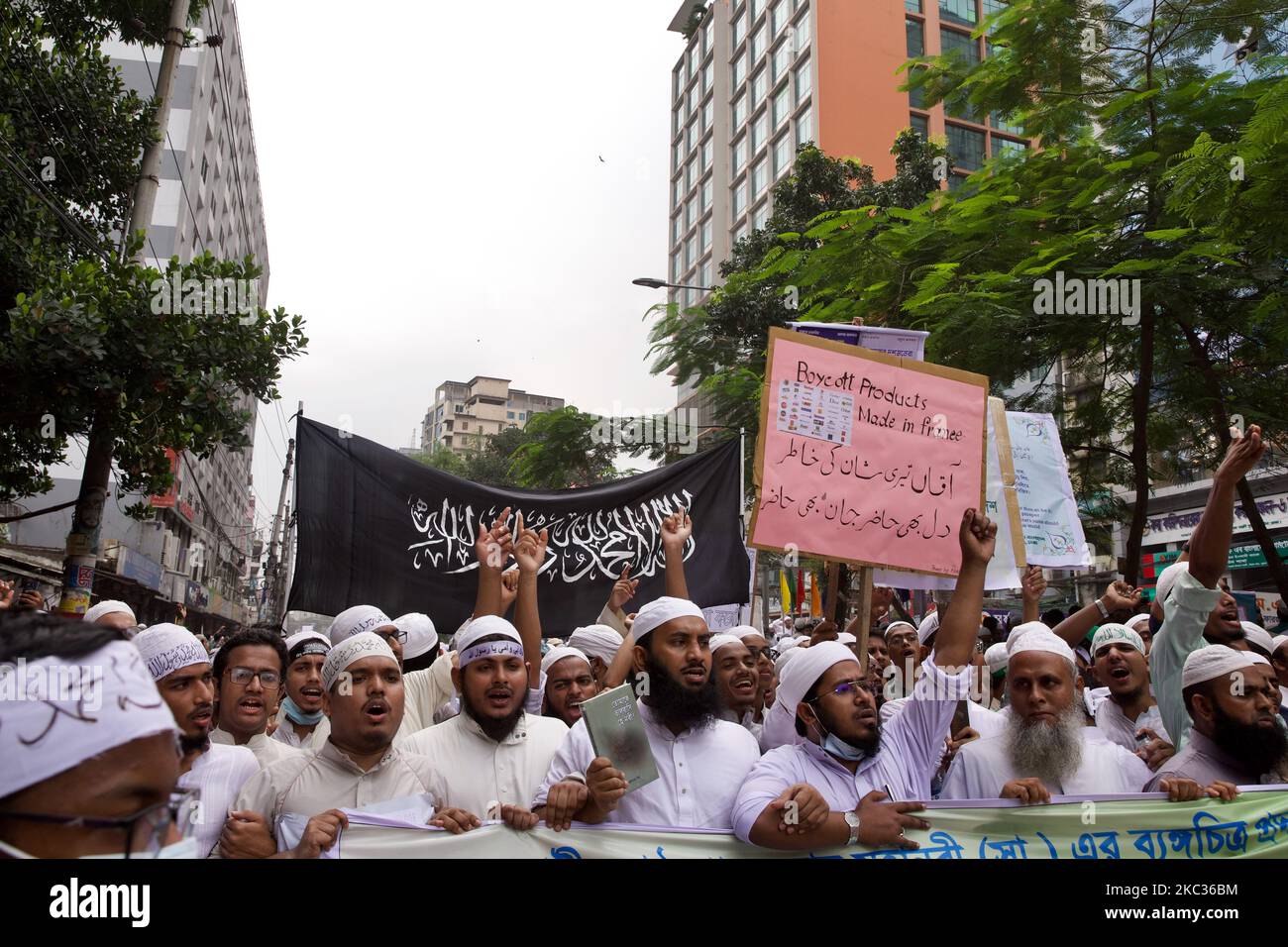 Anhänger und Aktivisten der islamistischen politischen Partei Hefajat E Islam Bangladesh nehmen an einem Protest Teil, der zum Boykott französischer Produkte aufruft und den französischen Präsidenten Emmanuel Macron für seine Kommentare über die Karikaturen des Propheten Mohammed in Dhaka, Bangladesch, im November 2,2020 anprangert (Foto: Mushfiqul Alam/NurPhoto) Stockfoto