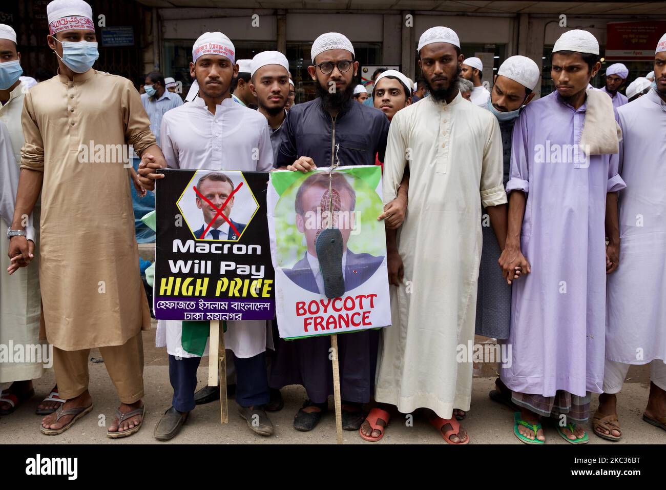 Anhänger und Aktivisten der islamistischen politischen Partei Hefajat E Islam Bangladesh nehmen an einem Protest Teil, der zum Boykott französischer Produkte aufruft und den französischen Präsidenten Emmanuel Macron für seine Kommentare über die Karikaturen des Propheten Mohammed in Dhaka, Bangladesch, im November 2,2020 anprangert (Foto: Mushfiqul Alam/NurPhoto) Stockfoto