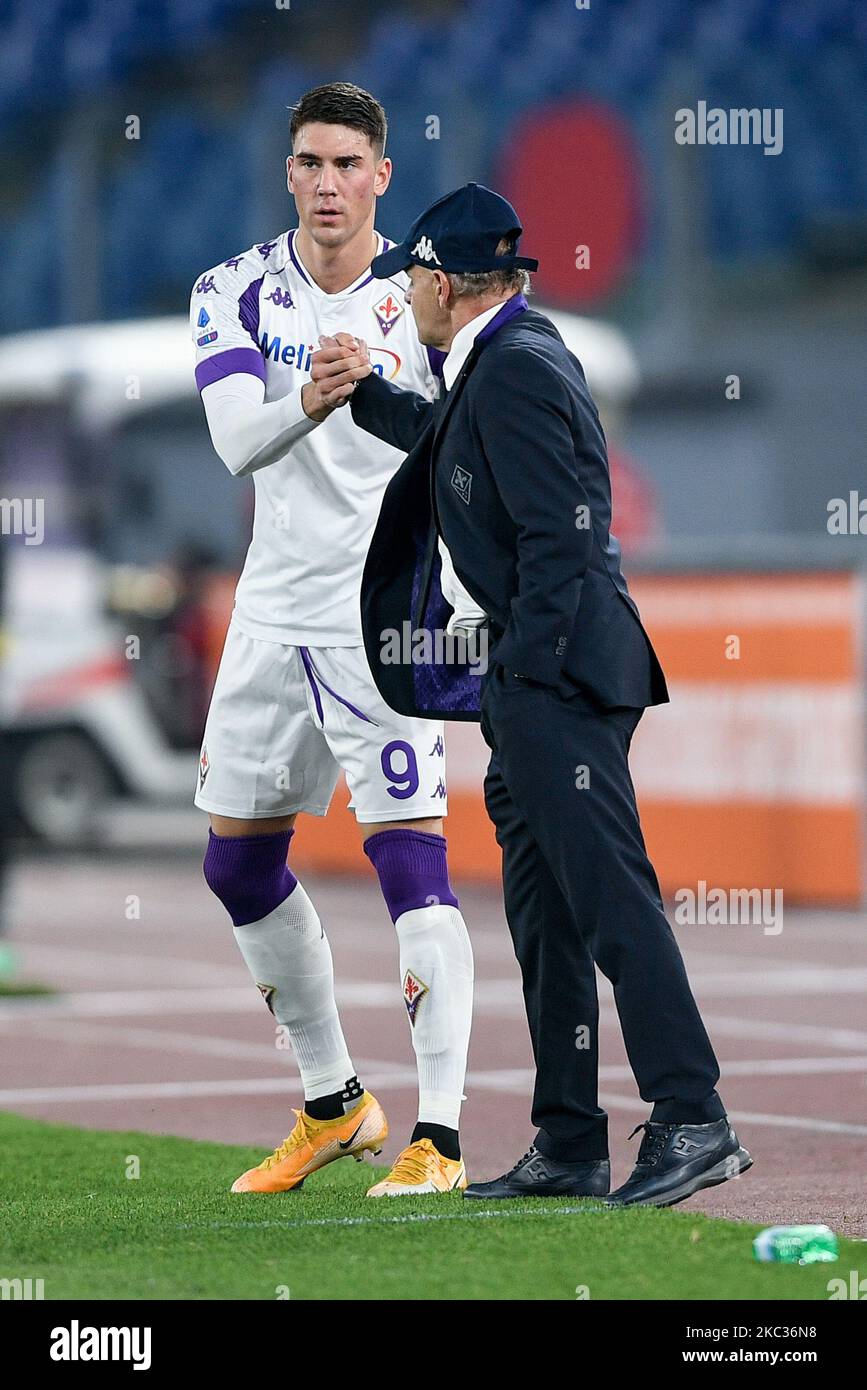 Dusan Vlahovic von ACF Fiorentina schüttelt sich die Hände mit Giuseppe Iachini Manager von Fiorentina während des Serie-A-Spiels zwischen AS Roma und ACF Fiorentina im Stadio Olimpico, Rom, Italien am 1. November 2020. (Foto von Giuseppe Maffia/NurPhoto) Stockfoto