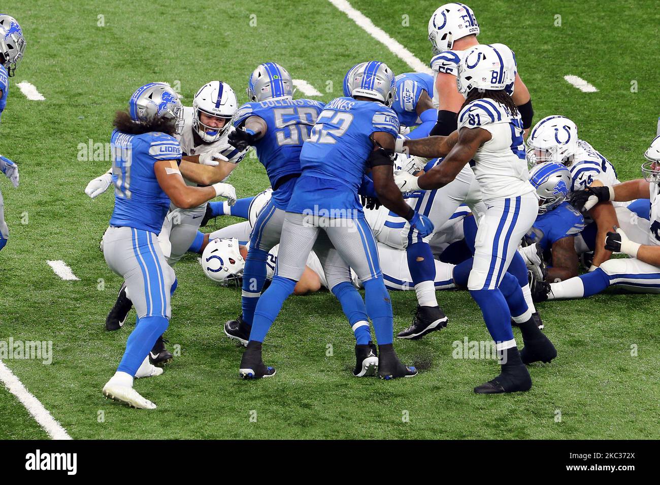 Die Verteidigung der Detroit Lions hält die Offensive der Indianapolis Colts während der ersten Hälfte eines NFL-Fußballspiels gegen die Indianapolis Colts in Detroit, Michigan, USA, am Sonntag, den 1. November 2020, zurück. (Foto von Amy Lemus/NurPhoto) Stockfoto