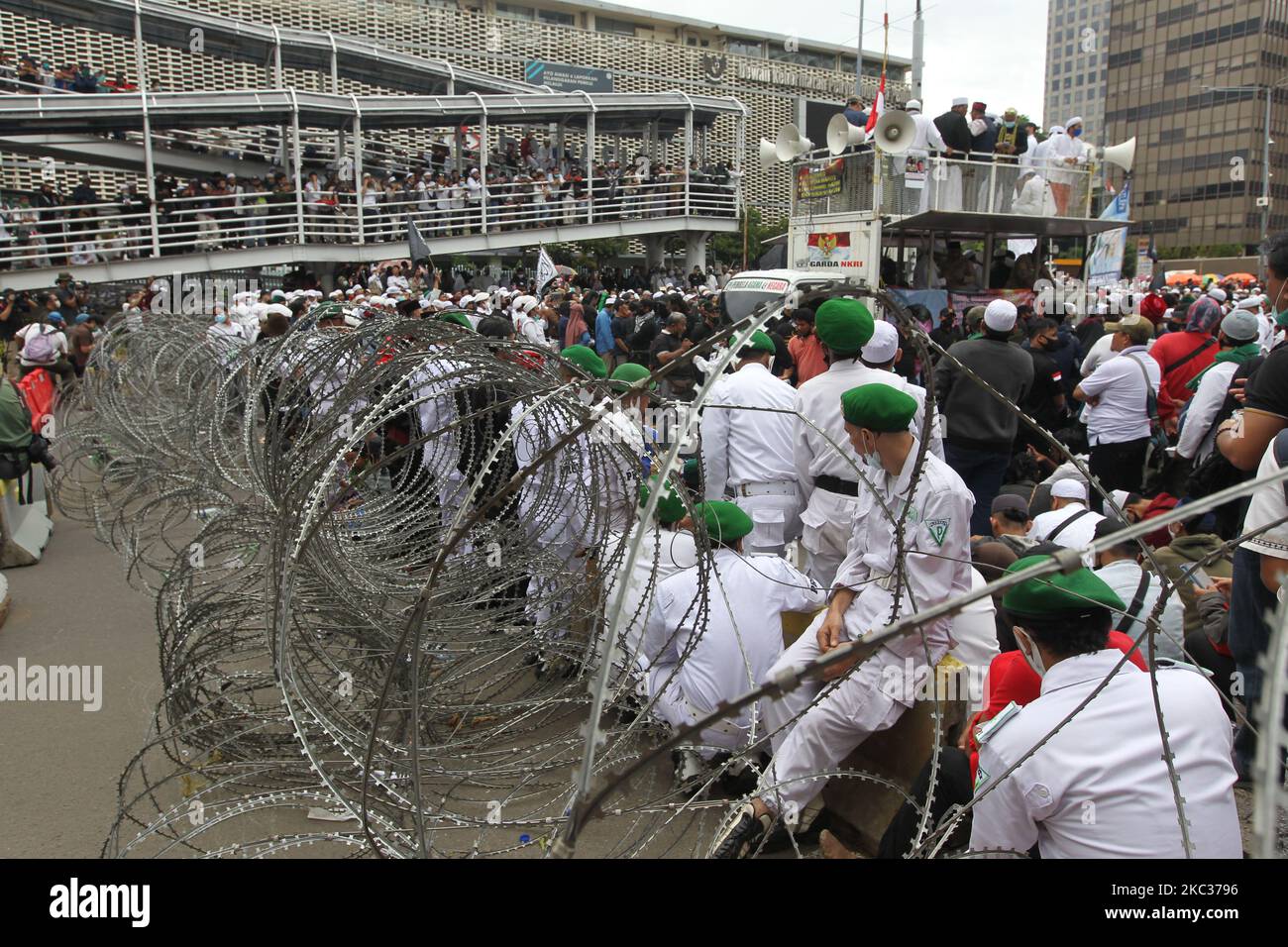 Muslime protestieren gegen die satirischen Skizzen des Propheten Mohammed, der am 2. November 2020 vor der französischen Botschaft in Jakarta, Indonesien, ein Bild des französischen Präsidenten verbrennt. (Foto von Dasril Roszandi/NurPhoto) Stockfoto