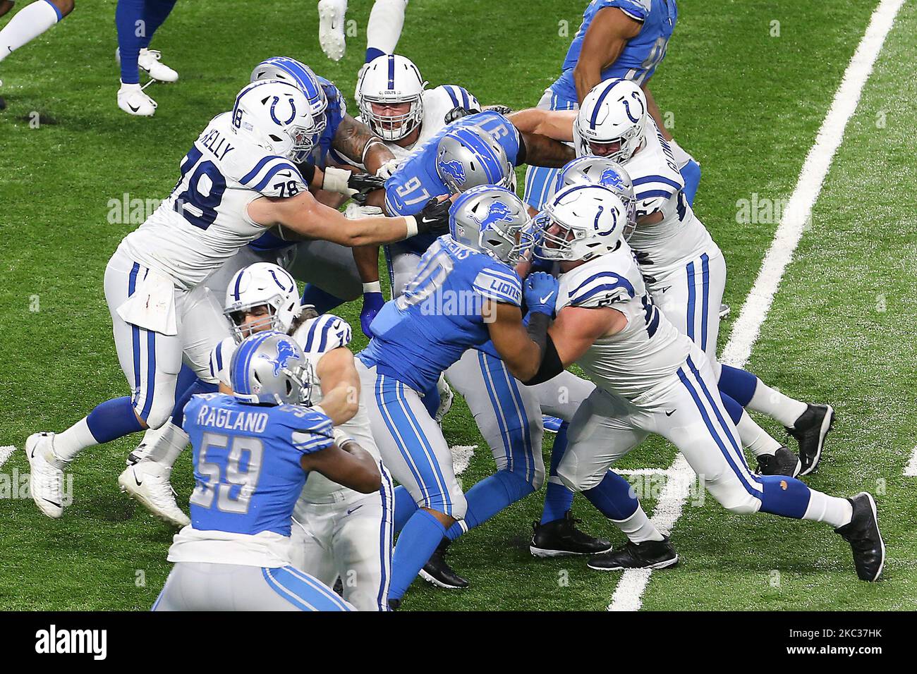 Die Detroit Lions Defensive Line hält gegen Indianapolis Colts Straftat während der zweiten Hälfte eines NFL-Fußballspiels gegen die Indianapolis Colts in Detroit, Michigan USA, am Sonntag, 1. November 2020. (Foto von Amy Lemus/NurPhoto) Stockfoto