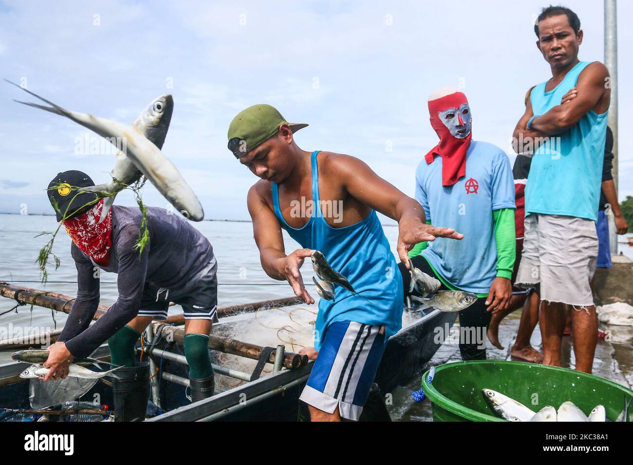 Wegen der starken Taifun Rolly verkaufen Kleinfischer in Binangonan, Rizal, Philippinen, Bangus am 2. November 2020. Der Binangonan Fish Port wird durch den Taifun Rolly zerstört. (Foto von Ryan Eduard Benaid/NurPhoto) Stockfoto