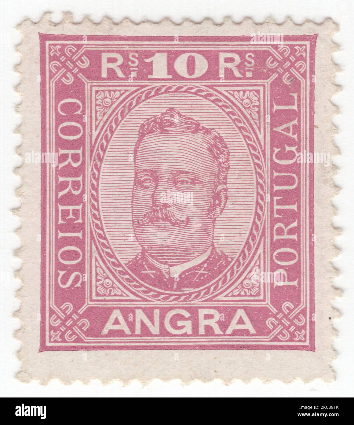 ANGRA - 1892: Eine rot-violette Briefmarke aus dem Jahr 10, die das Porträt von Dom Carlos I. zeigt, bekannt als Diplomat, Märtyrer und Ozeanograph, König von Portugal von 1889 bis zu seiner Tötung im Jahr 1908 Stockfoto