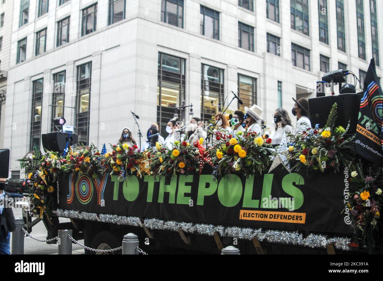 Wahlverteidiger bringen am 3. November 2020 einen Chor für eine Kundgebung im Rathaus aus Freude an den Wahlen in Philadelphia, PA, heraus. (Foto von Cory Clark/NurPhoto) Stockfoto