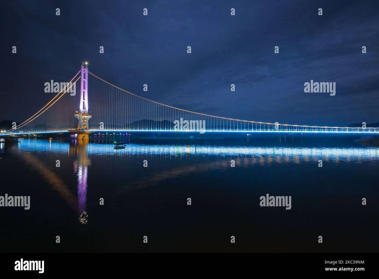 Nov 4, 2020-Damyang, Südkorea-Eine Nacht Blick auf den südkoreanischen größten See Yedangho und die Hängebrücke am Yedangho See in Yesan, Südkorea am 31. Oktober 2020. Yedangho Suspension Bridge is oen am 06. April 2019 ist die Yedangho Suspension Bridge mit einer Länge von 402 Metern die längste Hängebrücke in Korea. Mit einer Slow Lake Road, die im Oktober 2019 eröffnet wurde, bietet der Weg von der Hängebrücke zur Straße eine wunderschöne Landschaft. (Foto von Seung-il Ryu/NurPhoto) Stockfoto