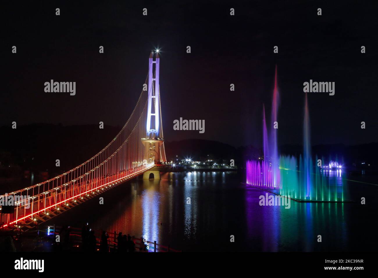Nov 4, 2020-Damyang, Südkorea-Eine Nacht Blick auf den südkoreanischen größten See Yedangho und die Hängebrücke am Yedangho See in Yesan, Südkorea am 31. Oktober 2020. Yedangho Suspension Bridge is oen am 06. April 2019 ist die Yedangho Suspension Bridge mit einer Länge von 402 Metern die längste Hängebrücke in Korea. Mit einer Slow Lake Road, die im Oktober 2019 eröffnet wurde, bietet der Weg von der Hängebrücke zur Straße eine wunderschöne Landschaft. (Foto von Seung-il Ryu/NurPhoto) Stockfoto