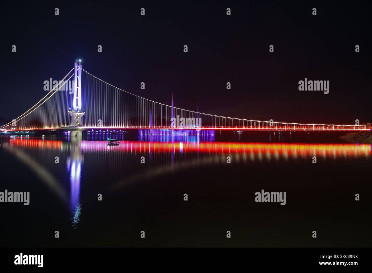 Nov 4, 2020-Damyang, Südkorea-Eine Nacht Blick auf den südkoreanischen größten See Yedangho und die Hängebrücke am Yedangho See in Yesan, Südkorea am 31. Oktober 2020. Yedangho Suspension Bridge is oen am 06. April 2019 ist die Yedangho Suspension Bridge mit einer Länge von 402 Metern die längste Hängebrücke in Korea. Mit einer Slow Lake Road, die im Oktober 2019 eröffnet wurde, bietet der Weg von der Hängebrücke zur Straße eine wunderschöne Landschaft. (Foto von Seung-il Ryu/NurPhoto) Stockfoto