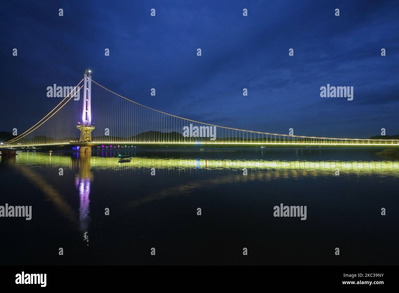 Nov 4, 2020-Damyang, Südkorea-Eine Nacht Blick auf den südkoreanischen größten See Yedangho und die Hängebrücke am Yedangho See in Yesan, Südkorea am 31. Oktober 2020. Yedangho Suspension Bridge is oen am 06. April 2019 ist die Yedangho Suspension Bridge mit einer Länge von 402 Metern die längste Hängebrücke in Korea. Mit einer Slow Lake Road, die im Oktober 2019 eröffnet wurde, bietet der Weg von der Hängebrücke zur Straße eine wunderschöne Landschaft. (Foto von Seung-il Ryu/NurPhoto) Stockfoto