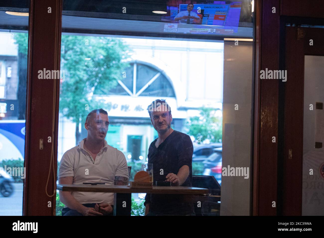 Am 4. November 2020 nehmen die Anhänger von Joe Biden an einer lokalen Bar in Taipei, Taiwan, an der US-Präsidentschaftswahlbeobachtung Teil. (Foto von Annabelle Chih/NurPhoto) Stockfoto