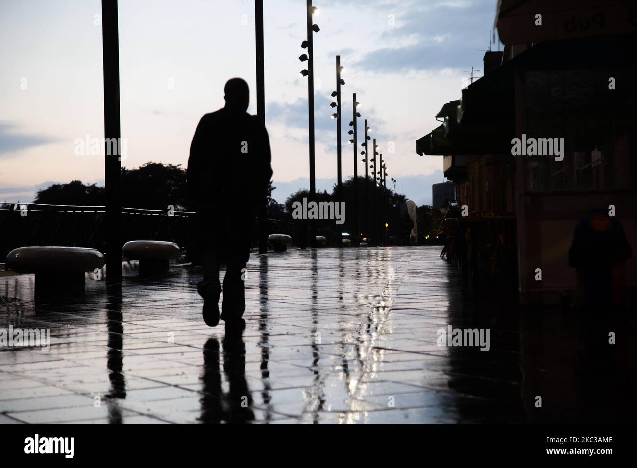 Ein Mann, der im Regen in Nikosia, Zypern, am 4. November 2020, läuft. (Foto von George Christophorou/NurPhoto) Stockfoto