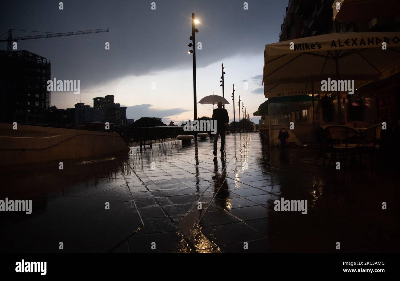Ein Mann mit Regenschirm, der im Regen in Nikosia, Zypern, am 4. November 2020 läuft. (Foto von George Christophorou/NurPhoto) Stockfoto