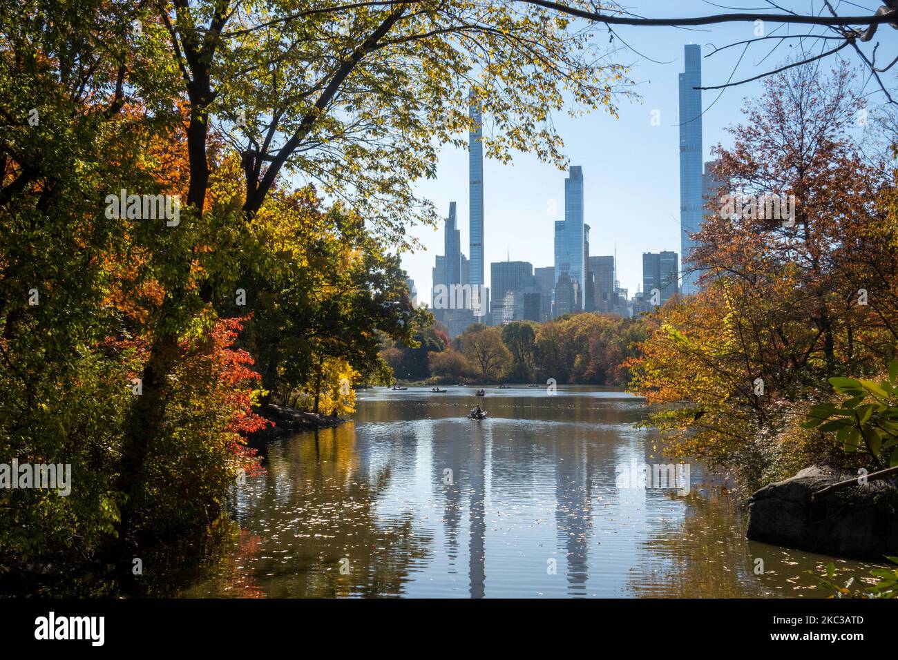 Der See im Central Park mit Wolkenkratzern in Midtown Manhattan im Hintergrund, NYC, USA 2022 Stockfoto