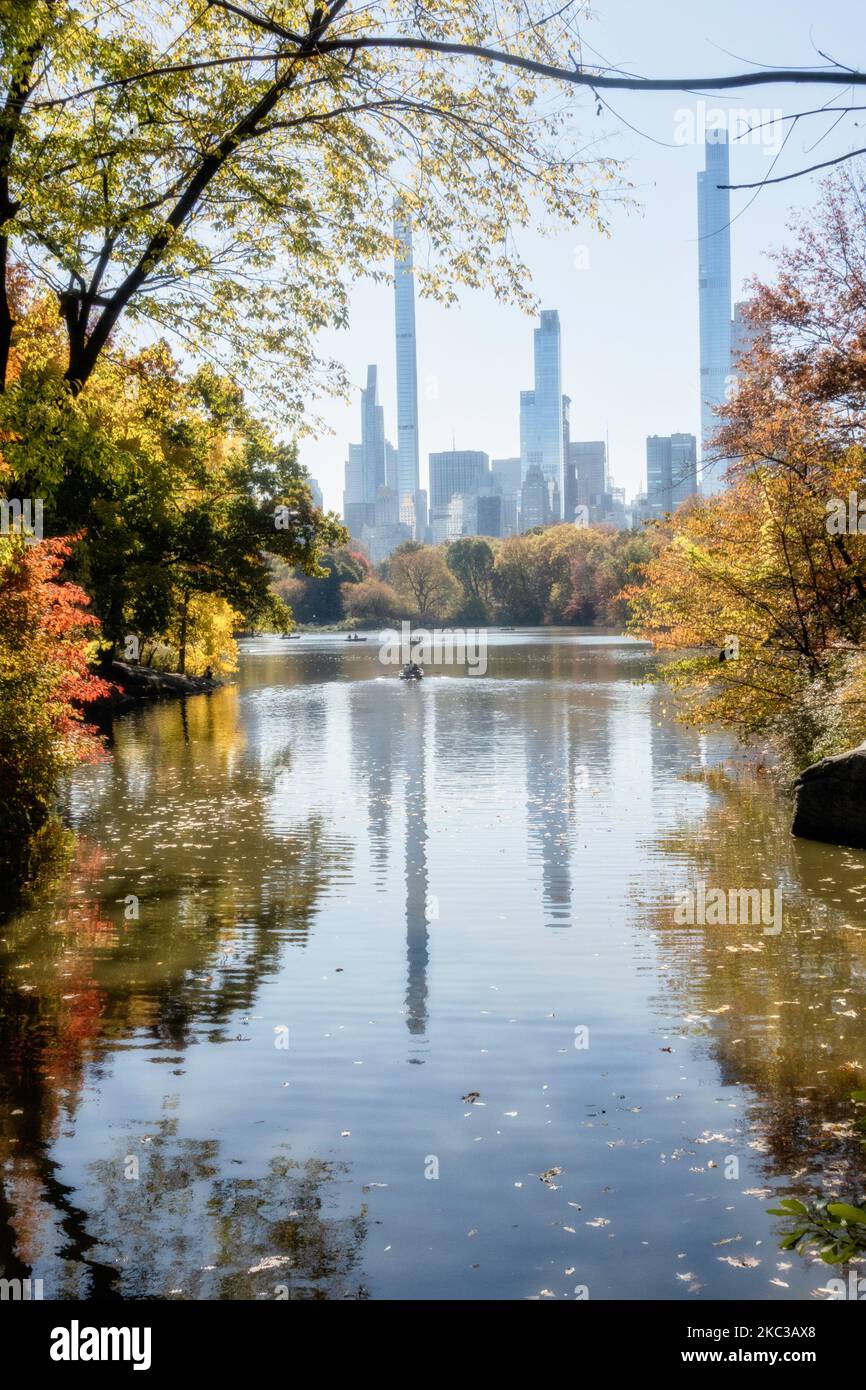 Der See im Central Park mit Wolkenkratzern in Midtown Manhattan im Hintergrund, NYC, USA 2022 Stockfoto