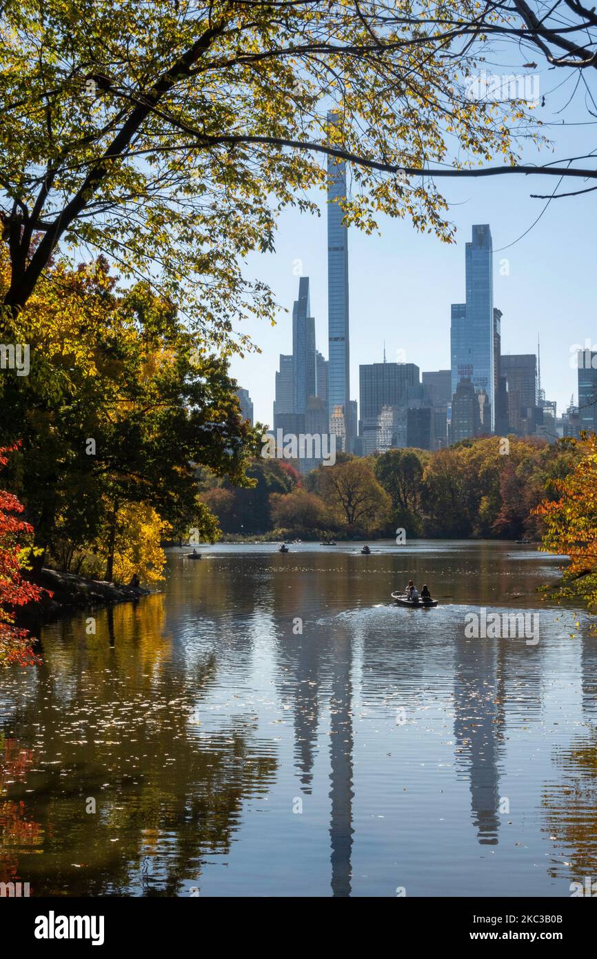 Der See im Central Park mit Wolkenkratzern in Midtown Manhattan im Hintergrund, NYC, USA 2022 Stockfoto
