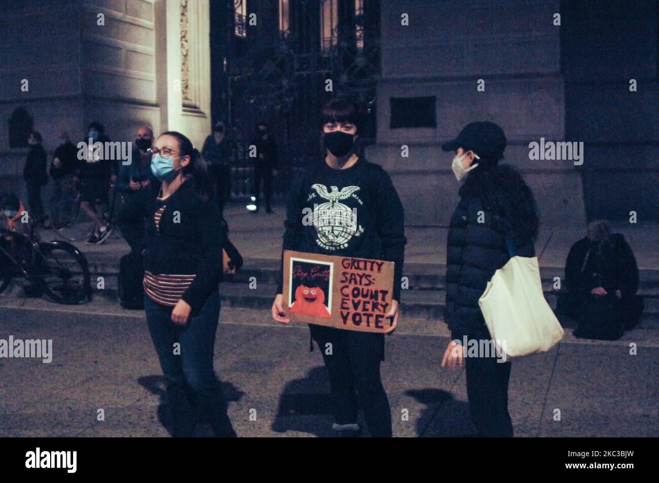 Hunderte von Philadelphianern aus dem gesamten politischen Spektrum versammelten sich vor dem Rathaus in der Innenstadt, um ihre Stimme zu hören und jede Stimme am 4. November 2020 in Philadelphia, PA, zu zählen. (Foto von Cory Clark/NurPhoto) Stockfoto