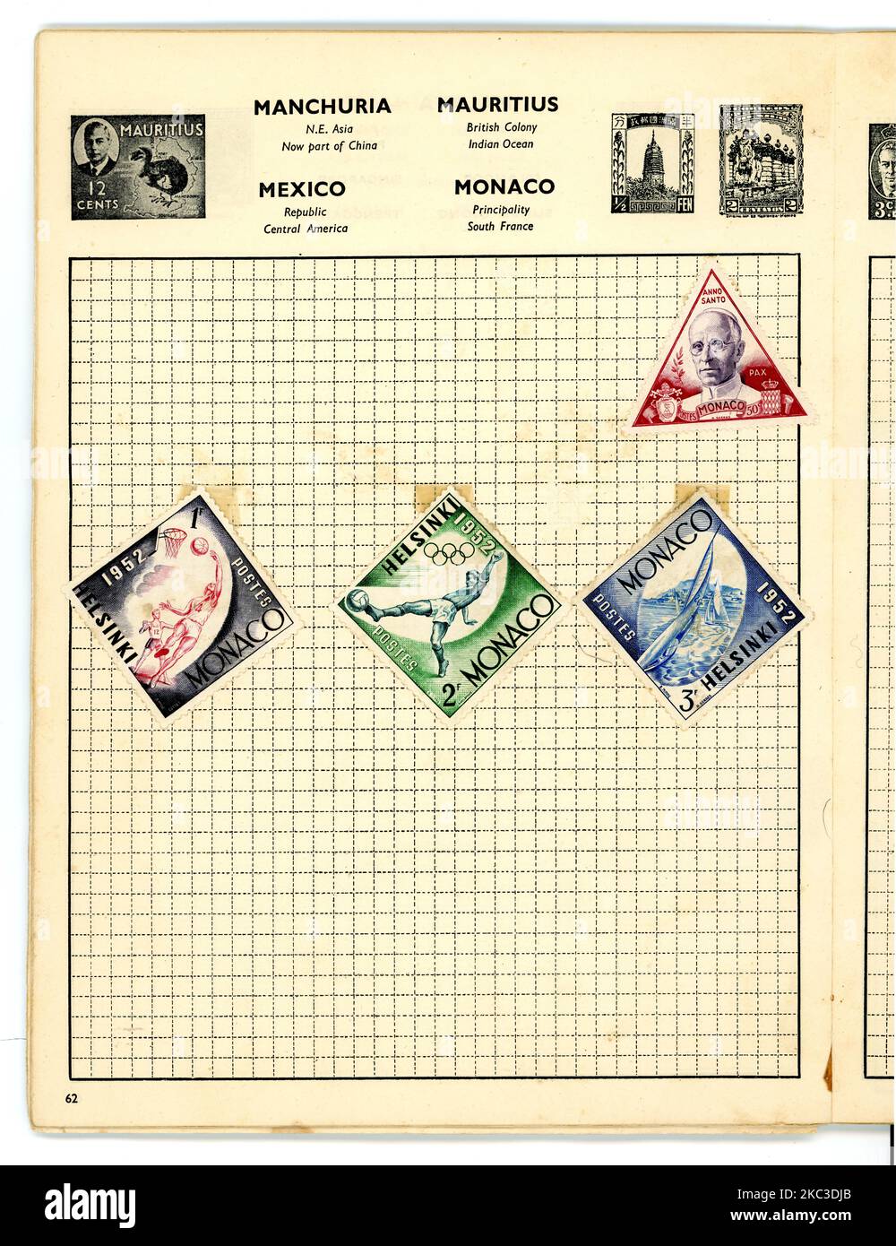 Originalseite aus einem alten Briefmarkenalbum (Gay Venture von Stanley Gibbons) mit Briefmarken aus Monaco der Olympischen Spiele 1952 in Helsinki, Papst Pius XII Stockfoto